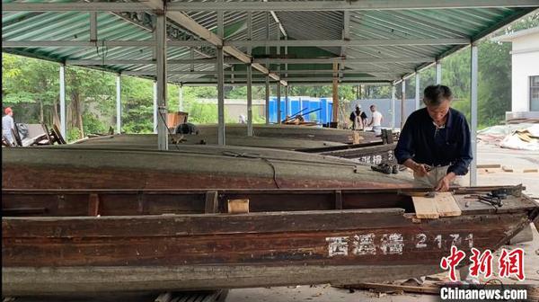 修補西溪濕地游船?！″X晨菲 攝