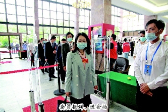     委員報到、進會場