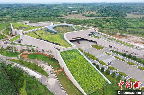 圖為6月28日，航拍正在建設(shè)中的南昌漢代?；韬顕z址博物館?！⒄祭?攝