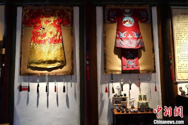 圖為裝飾在文化交流中心內(nèi)的閩劇戲服。　呂明 攝