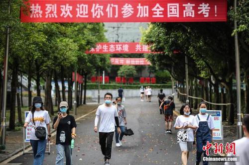2020年全國(guó)高考在即，考生提前看考場(chǎng)。圖為考生看完考場(chǎng)后走出考點(diǎn)。 瞿宏倫 攝