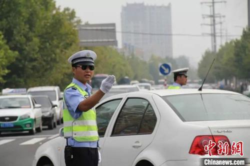 資料圖：河北公安交警將采取多項(xiàng)舉措全力護(hù)航2020高考。河北省交管局供圖