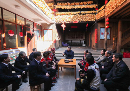 　　2020年1月19日下午，習(xí)近平在騰沖市清水鄉(xiāng)三家村中寨司莫拉佤族村，同村民李發(fā)順一家聊家常，詳細(xì)詢問(wèn)脫貧情況（新華社記者鞠鵬 攝）
