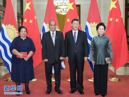 1月6日，國家主席習(xí)近平在北京人民大會(huì)堂同基里巴斯總統(tǒng)馬茂會(huì)談。這是會(huì)談前，習(xí)近平和夫人彭麗媛同馬茂總統(tǒng)夫婦合影。 新華社記者 黃敬文 攝