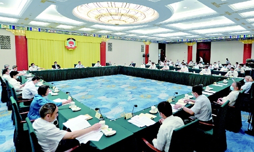 7月20日，全國(guó)政協(xié)2020年度主席會(huì)議成員務(wù)虛會(huì)在北京召開(kāi)。中共中央政治局常委、全國(guó)政協(xié)主席汪洋主持會(huì)議并講話。　本報(bào)記者　賈寧　攝