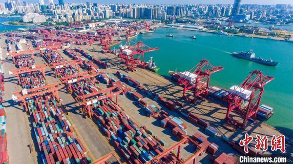 圖為海口秀英港集裝箱碼頭?！●樤骑w 攝