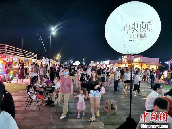 熱鬧的夜市?！≮w桂華 攝