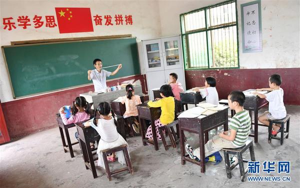 9月9日，荷泉小學老師陳小平在給學生們上課。 新華社記者 趙眾志 攝