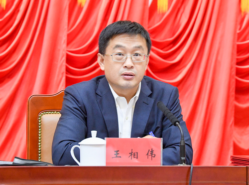 人民政協(xié)報(bào)社黨委書(shū)記、社長(zhǎng)王相偉主持會(huì)議