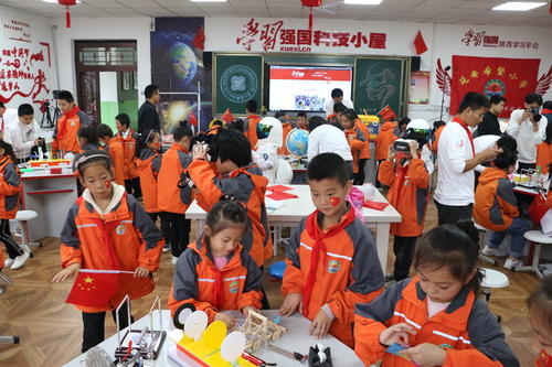 1 延安希望小學(xué)的同學(xué)們在“學(xué)習(xí)強國”科技小屋體驗科技的奧秘。唐雕攝