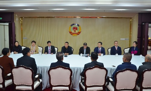 圖為市政協(xié)副主席劉國學(xué)出席揭牌儀式，市政協(xié)秘書長郭業(yè)山主持。