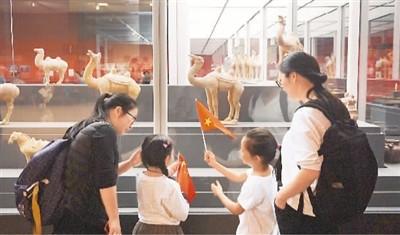 十三五”期間，中國(guó)博物館備案數(shù)量由4692家增長(zhǎng)至5535家，免費(fèi)開放博物館由4013家增長(zhǎng)至4929家。圖為孩子們?cè)诓┪镳^參觀。5