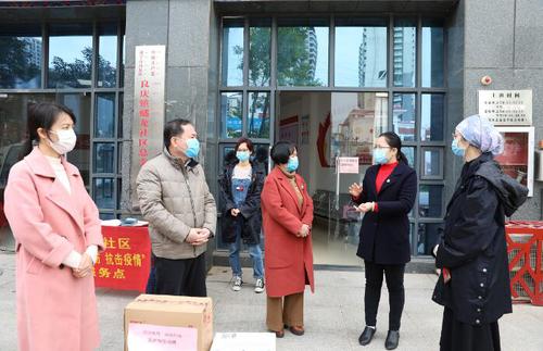 2020年2月18日，自治區(qū)政協(xié)機(jī)關(guān)黨委組織黨員深入南寧市良慶區(qū)良慶鎮(zhèn)蟠龍社區(qū)，詳細(xì)了解新型冠狀病毒肺炎疫情防控工作開展情況，并代表自治區(qū)政協(xié)辦公廳、廣西協(xié)力扶助基金向該社區(qū)捐贈酒精、一次性醫(yī)用手套等防疫物資。