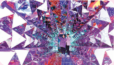2游客在河北邯鄲天保寨景區(qū)“3D星空體驗(yàn)館”拍照。郝群英攝（人民視覺）