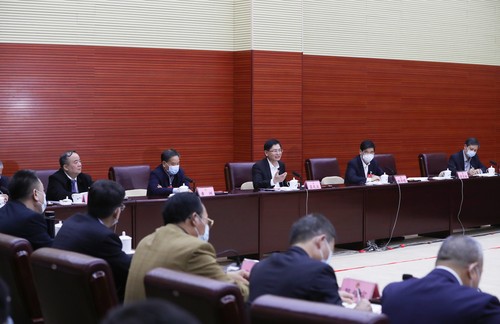 廣西壯族自治區(qū)政協(xié)十二屆四次會議經(jīng)濟(jì)界一組、工商聯(lián)、科協(xié)、科技界二組聯(lián)組討論會場。 覃文宇攝