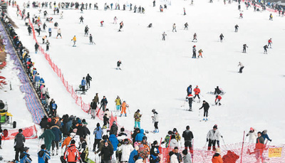 　　滑雪愛好者在杭州臨安大明山萬松嶺滑雪場滑雪。