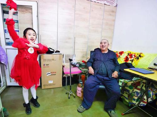 “一度溫暖”朝陽(yáng)門(mén)微心愿行動(dòng)關(guān)愛(ài)居家老人。 賈寧 張維民 攝