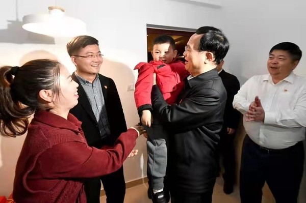 林寶金慰問2020年市引進生紀浩鵬一家。