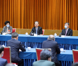 趙樂際與農(nóng)工黨、體育界別政協(xié)委員共商國是