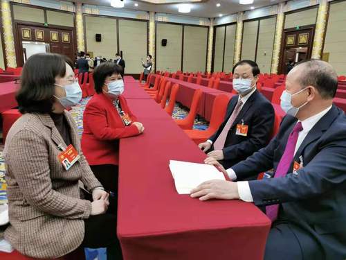 謝尚果、戴銘、黃曉娟、杜麗群4位委員會(huì)后坐在一起，暢談現(xiàn)場聆聽習(xí)近平總書記看望醫(yī)藥衛(wèi)生界教育界委員并發(fā)表重要講話的體會(huì)。李芳林 攝