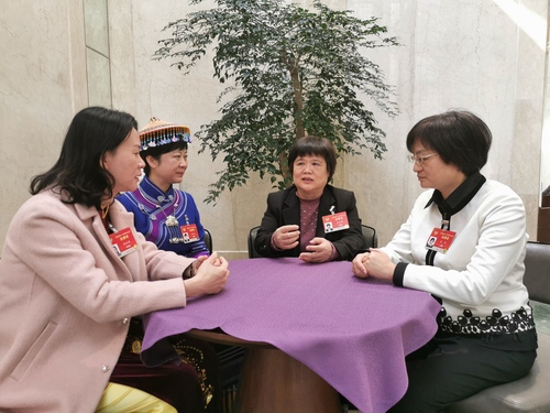 杜麗群委員與楊遠(yuǎn)艷、韋震玲、梁琰委員一起分享現(xiàn)場聆聽習(xí)近平總書記看望醫(yī)藥衛(wèi)生界教育界委員并發(fā)表重要講話的感受。李芳林 攝