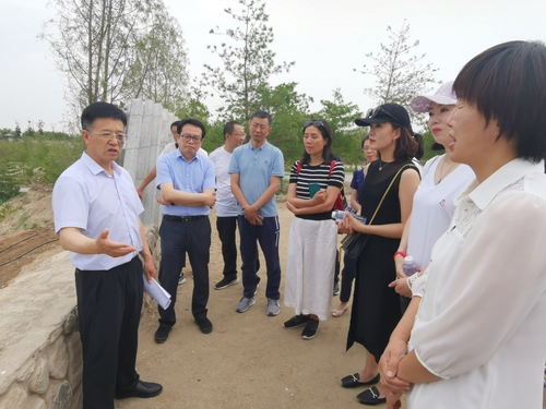 2020年6月21日下午，民建寧夏區(qū)委會組織會員到銀川市賀蘭山下的志輝源石酒莊調(diào)研。