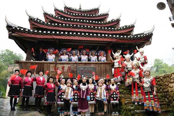 （4月14日，正逢農歷三月三，龍勝各族人民在紅軍樓學黨史、唱紅歌。 周恩平攝）