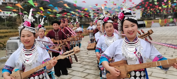 （4月14日，龍勝縣龍脊鎮(zhèn)金江村，侗族同胞彈唱侗族琵琶歌，歡迎農歷三月三。 周恩平攝）