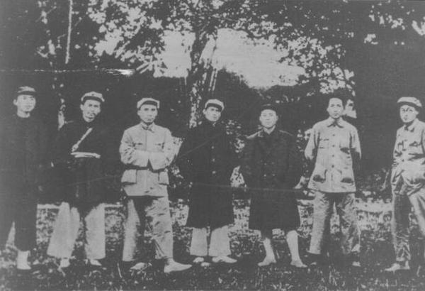 朱德與蘇區(qū)中央局委員在瑞金合影，左二起任弼時、朱德、鄧發(fā)、項英、毛澤東、王稼祥