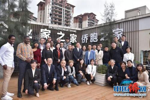 嘉賓合影留念。　莊歌兒 　攝