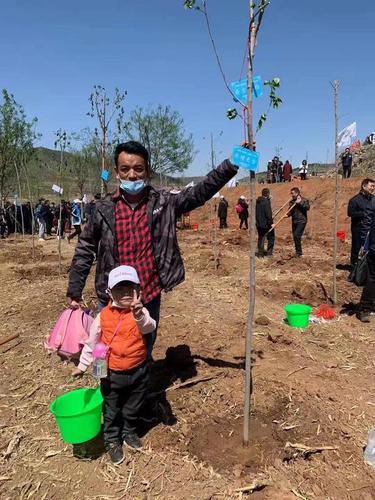 丹增更吉和爸爸桑吉扎西在植樹現(xiàn)場共同種下“同心”樹