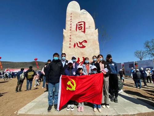州委統(tǒng)戰(zhàn)部工作人員和孩子及家長們在活動現(xiàn)場“感黨恩”合影留念