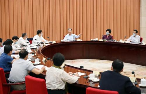 中共中央政治局常委、全國政協(xié)主席汪洋4日在京主持召開會議，聽取全國政協(xié)專家協(xié)商會工作進(jìn)展情況的匯報(bào)。人民政協(xié)報(bào)·人民政協(xié)網(wǎng)記者賈寧 攝