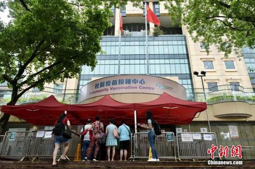 6月4日上午，香港市民于中央圖書(shū)館社區(qū)疫苗接種中心門(mén)口排隊(duì)等候接種新冠疫苗。 中新社記者 李志華 攝
