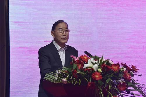 十二屆全國政協(xié)委員、原農(nóng)業(yè)部黨組成員、中國絲綢桑蠶品牌集群主席朱保成致辭
