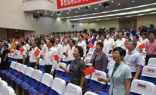 廣西壯族自治區(qū)政協(xié)主席、黨組書記孫大偉，全國政協(xié)文化文史和學(xué)習(xí)委員會副主任陳際瓦，全國人大常委會委員、民族委員會副主任委員李康；自治區(qū)領(lǐng)導(dǎo)曾萬明、楊靜華、李彬、陳剛、劉正東、嚴朝君、錢學(xué)明、黃洲、何辛幸到場觀演，與大家合唱《歌唱祖國》。
