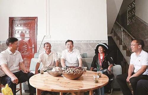 2022年7月19日至20日，廣西壯族自治區(qū)政協(xié)主席孫大偉率隊到隆林各族自治縣，就“持續(xù)推進(jìn)鞏固拓展脫貧攻堅成果同鄉(xiāng)村振興有效銜接”和“鑄牢中華民族共同體意識”開展調(diào)研。 覃文宇 攝