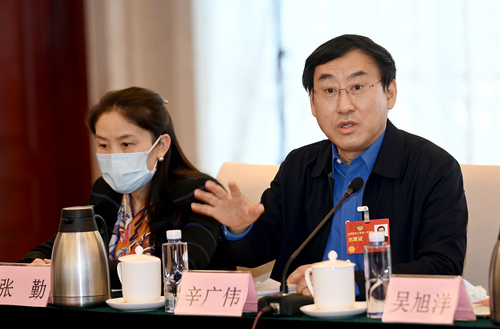 討論政府工作報(bào)告小組會(huì)上，新聞出版界委員(1824100)-20230307085314