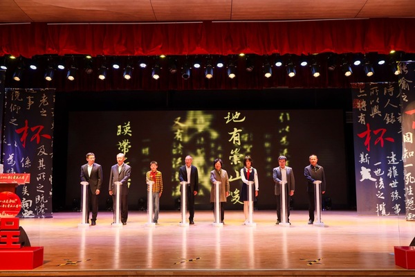 3領(lǐng)導(dǎo)、專家和學(xué)生代表啟動獲獎作品巡展