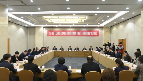 1月23日下午，正在舉行的北京市政協(xié)十四屆二次會(huì)議上，兩場(chǎng)提案辦理協(xié)商會(huì)舉行。兩場(chǎng)提案協(xié)商會(huì)分別聚焦居民暫停和恢復(fù)供熱、社會(huì)化托育機(jī)構(gòu)轉(zhuǎn)普惠主題，委員們與多個(gè)委辦局面對(duì)面提問(wèn)題、擺現(xiàn)狀、談舉措，共同推進(jìn)提案更好地落實(shí)，探討相關(guān)問(wèn)題解決的路徑。