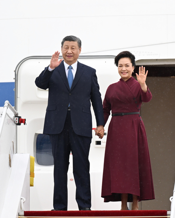 （XHDW）（1）習(xí)近平抵達(dá)巴黎開始對(duì)法(4465646)-20240506050127