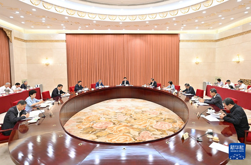 ?7月19日，中共全國政協(xié)黨組在北京召開會議，傳達(dá)學(xué)習(xí)貫徹黨的二十屆三中全會精神，傳達(dá)學(xué)習(xí)習(xí)近平總書記在全會上的重要講話精神，結(jié)合政協(xié)實(shí)際，研究部署貫徹落實(shí)具體舉措。中共中央政治局常委、全國政協(xié)主席、黨組書記王滬寧主持并講話。新華社記者 李響 攝