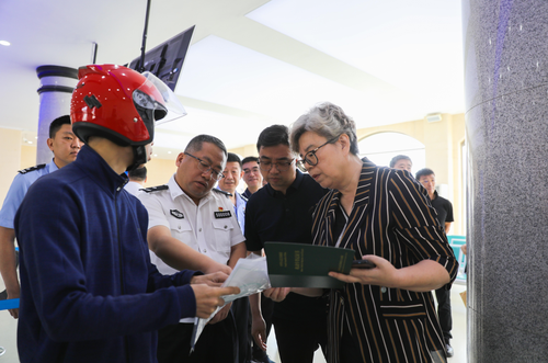 2023年8月30日，李萌嬌（右一）在交管局車管所調(diào)研公安交管服務(wù)項目。 （圖片由受訪者提供）