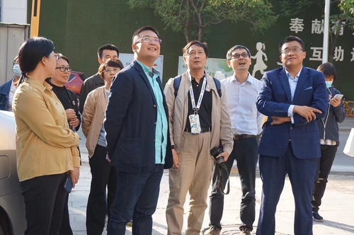 李巖（前排左一）向國家文物局調(diào)研組介紹沈陽革命文物肇新窯業(yè)公司的修繕保護情況。 （圖片由受訪者提供）