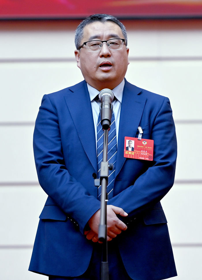 自治區(qū)政協(xié)委員、赤峰東榮羊絨發(fā)展（集團(tuán)）有限公司總經(jīng)理程曉虎