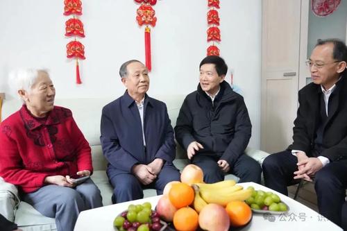 看望慰問(wèn)全國(guó)先進(jìn)工作者朱寶銀