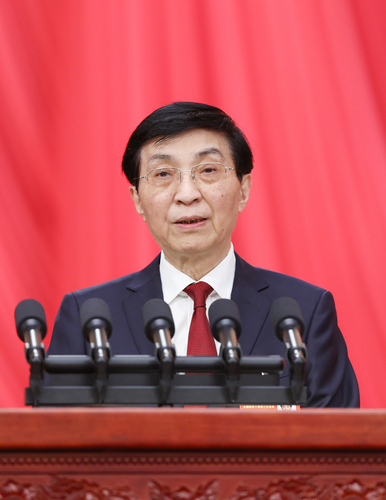 3月4日下午，中國人民政治協(xié)商會議第十四屆全國委員會第三次會議在北京人民大會堂開幕。這是全國政協(xié)主席王滬寧代表政協(xié)第十四屆全國委員會常務(wù)委員會，向大會報告工作。新華社記者 劉衛(wèi)兵 攝