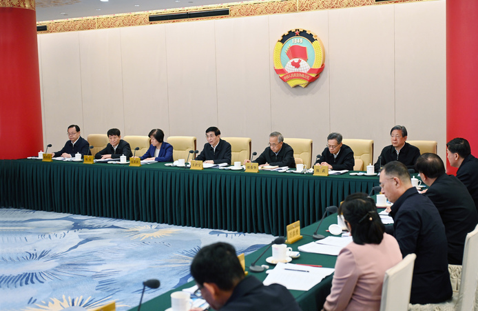 全國政協(xié)召開遠(yuǎn)程協(xié)商會 圍繞“完善全民健身公共服務(wù)體系”協(xié)商議政 王滬寧主持