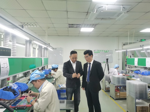 全國(guó)政協(xié)委員王理宗（右）在民營(yíng)企業(yè)調(diào)研。