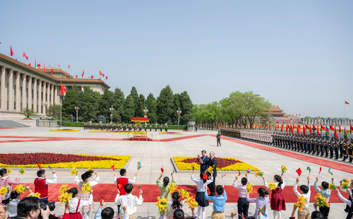 4月23日上午，國家主席習近平在北京人民大會堂同來華進行國事訪問的阿塞拜疆總統(tǒng)阿利耶夫舉行會談。這是會談前，習近平在人民大會堂東門外廣場為阿利耶夫舉行歡迎儀式。新華社記者 翟健嵐 攝